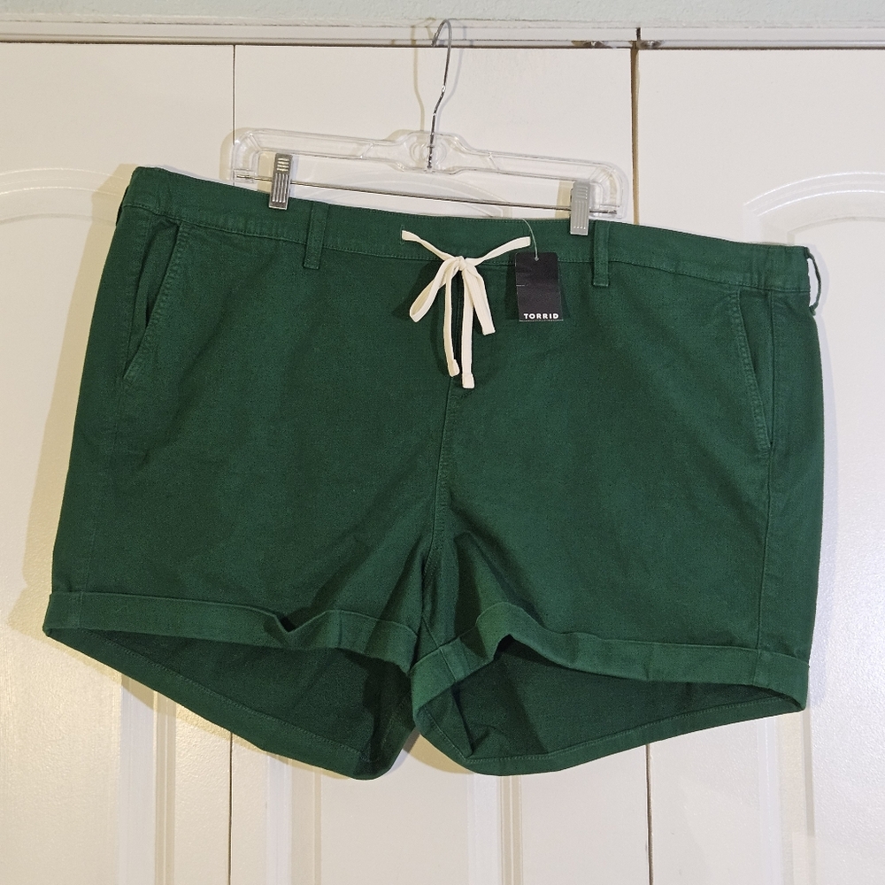 TORRID Women's Shorts Size 4 4X Green Boyfriend Chino Flat Front NWT